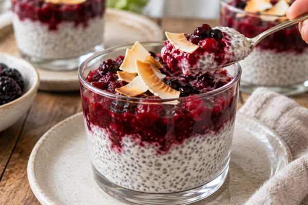 Kokos-Chia-Creme mit Beerenkompott: Alternative Anrichtung oder aktive Servierszene.