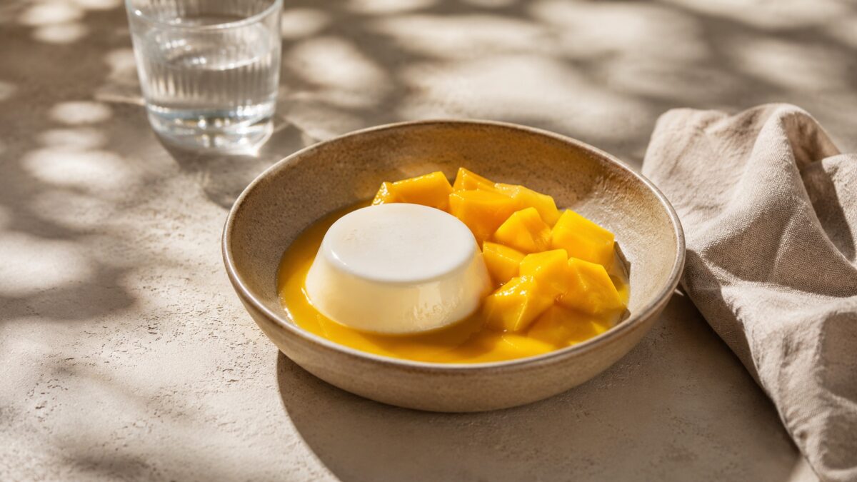 Hauptansicht des fertigen Gerichts. Rezept: Kokos-Panna-Cotta mit Mango
