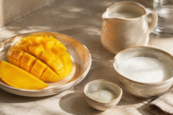 Zutaten- und Vorbereitungsansicht. Rezept: Kokos-Panna-Cotta mit Mango