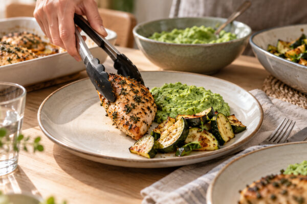 Kräuter-Hähnchenbrust mit Brokkolicreme und Ofenzucchini
