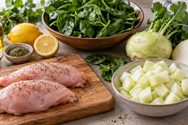 Kräuter-Hähnchenbrust mit Kohlrabistampf und Blattspinat