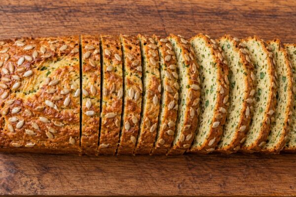 Kräuter-Quark-Brot mit Sonnenblumenkernen: Fertiges Gericht aus anderer Perspektive.