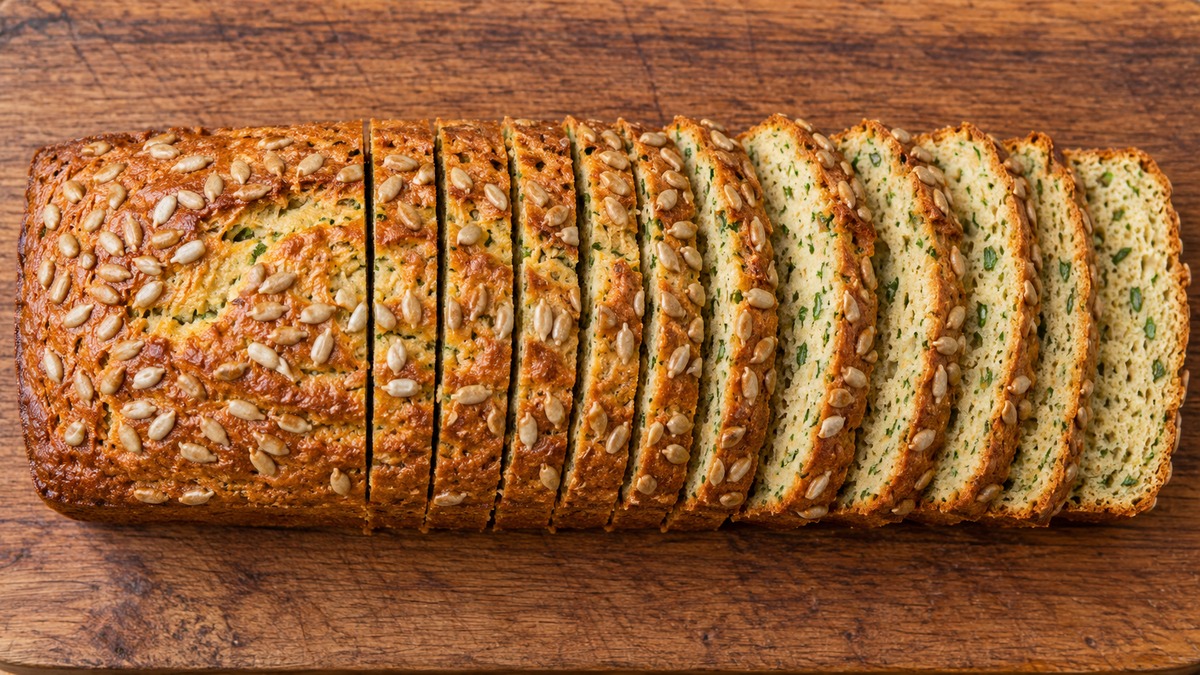 Kräuter-Quark-Brot mit Sonnenblumenkernen: Fertiges Gericht aus anderer Perspektive.