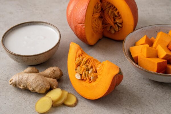 Zutaten- und Vorbereitungsansicht zum Rezept. Rezept: Kürbis-Ingwer-Suppe mit Kokosmilch