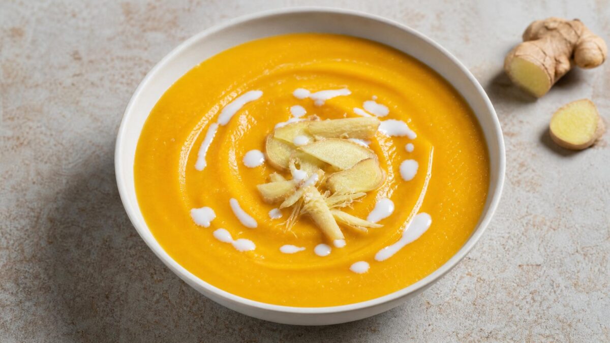Fertiges Gericht aus einer alternativen Perspektive. Rezept: Kürbis-Ingwer-Suppe mit Kokosmilch