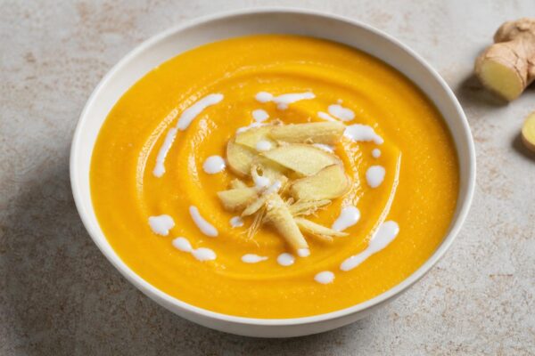 Fertiges Gericht aus einer alternativen Perspektive. Rezept: Kürbis-Ingwer-Suppe mit Kokosmilch