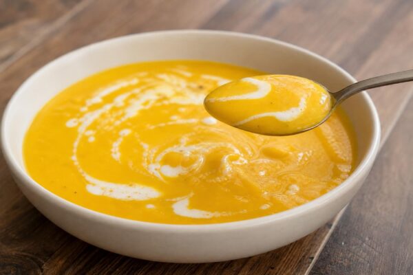 Servierszene mit dem fertigen Gericht. Rezept: Kürbis-Ingwer-Suppe mit Kokosmilch