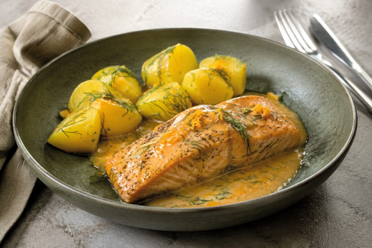 Fertiges Gericht aus alternativer Perspektive. Rezept: Lachs mit Orangen-Dill-Sauce und Kartoffeln