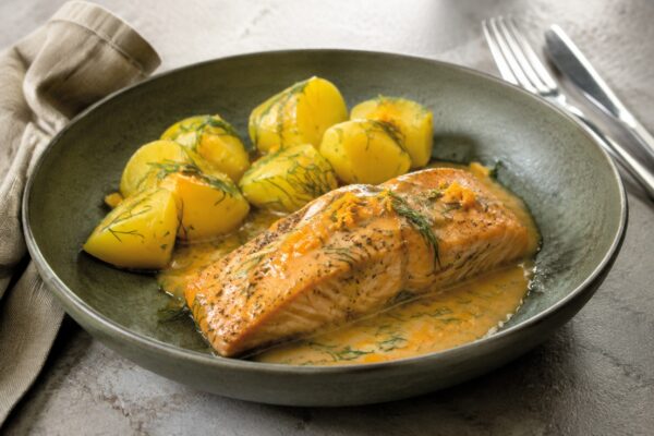 Fertiges Gericht aus alternativer Perspektive. Rezept: Lachs mit Orangen-Dill-Sauce und Kartoffeln