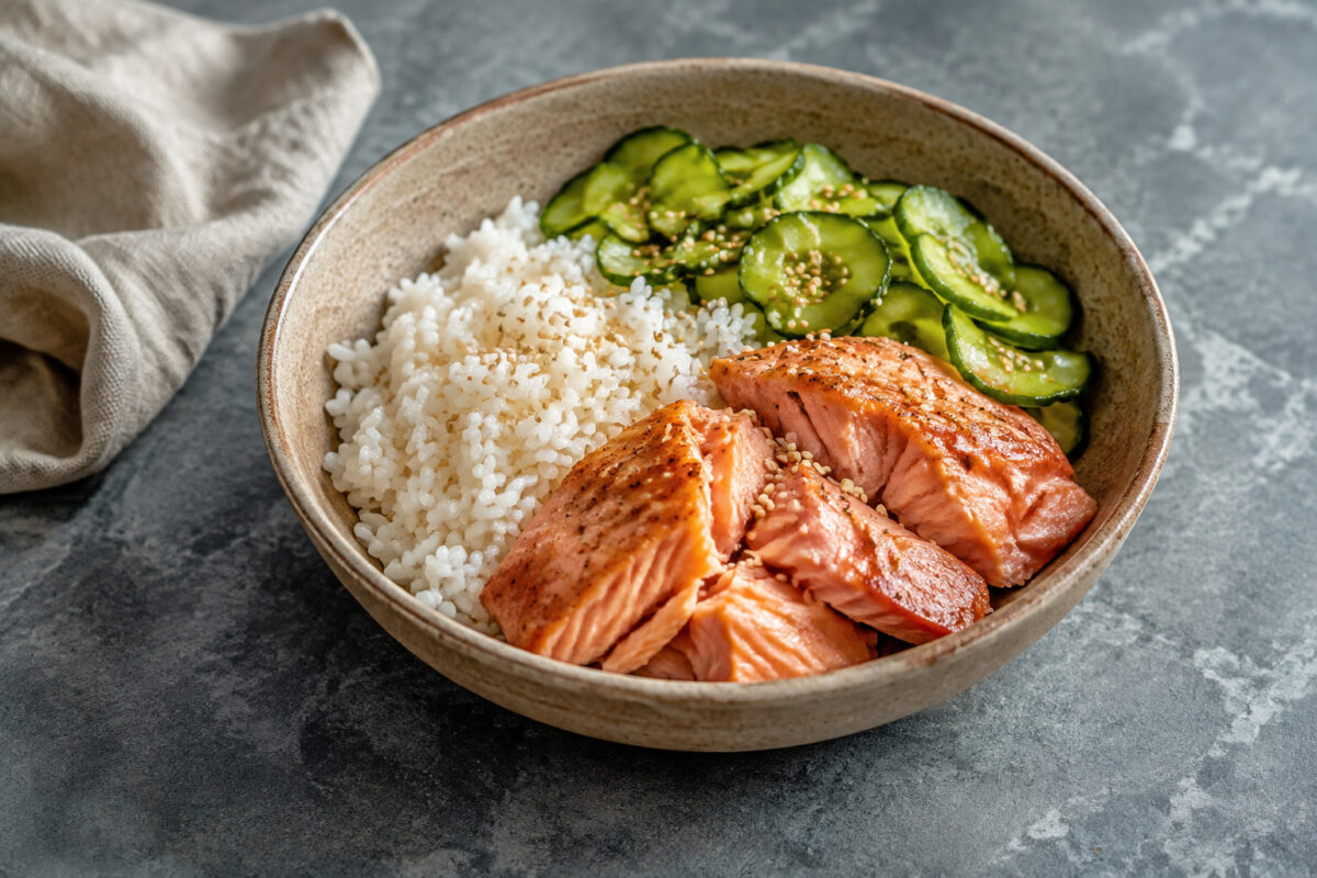 Hauptansicht des fertigen Gerichts. Rezept: Lachs-Reis-Bowl mit Gurke und Sesam