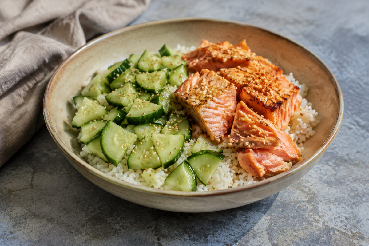 Fertiges Gericht aus alternativer Perspektive. Rezept: Lachs-Reis-Bowl mit Gurke und Sesam