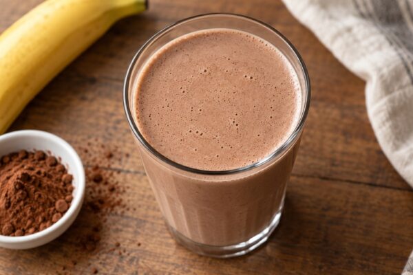 Laktosefreier Bananen-Kakao-Shake: Fertiges Getränk aus einer alternativen Perspektive.