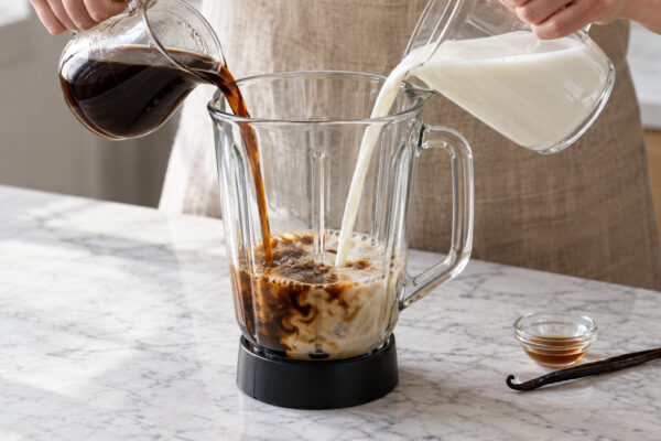 Laktosefreier Vanille-Kaffee-Shake: Verwendete Zutaten und nachvollziehbare Vorbereitung.