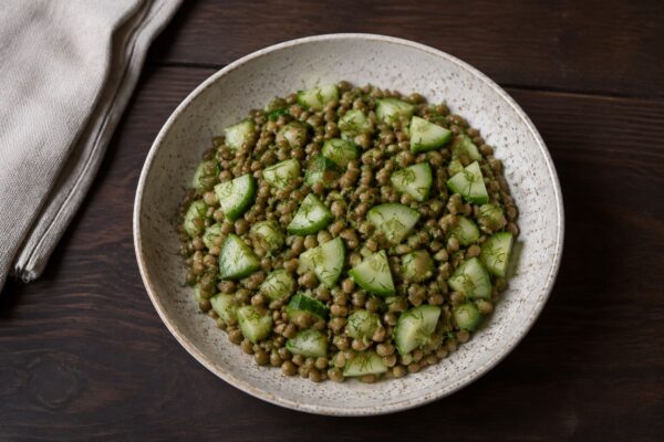 Fertiges Gericht aus alternativer Perspektive. Rezept: Linsen-Gurken-Salat mit Dill und Senf