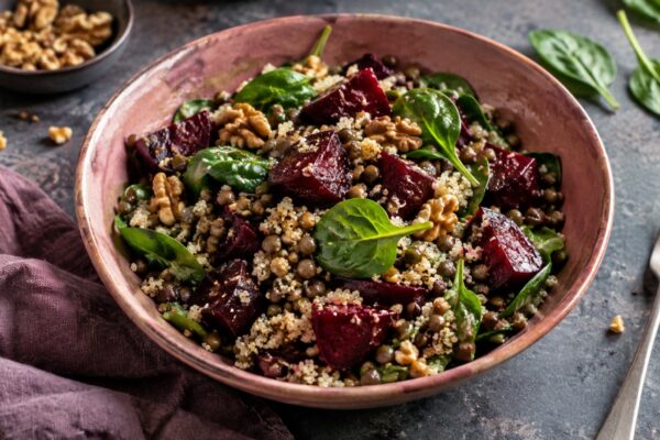 Linsen-Rote-Bete-Bowl mit Walnüssen