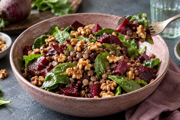 Linsen-Rote-Bete-Bowl mit Walnüssen