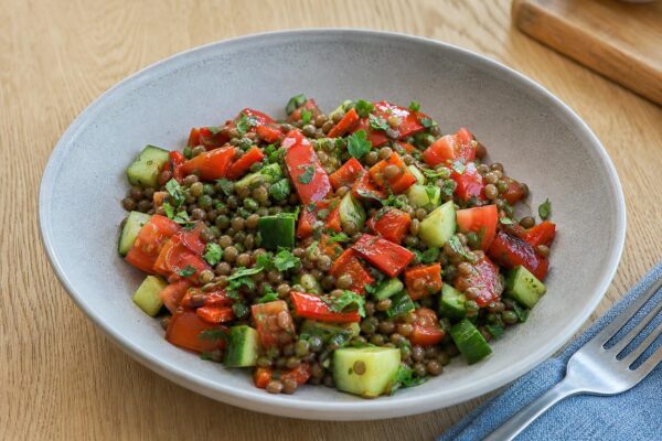 Fertiges Gericht aus einer alternativen Perspektive. Rezept: Linsensalat mit gerösteter Paprika und Petersilie