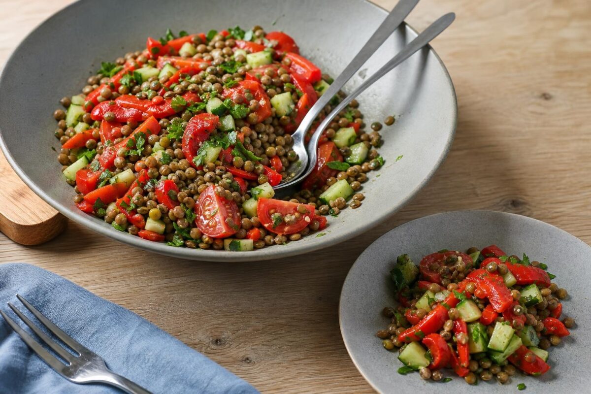 Servierszene mit dem fertigen Gericht. Rezept: Linsensalat mit gerösteter Paprika und Petersilie