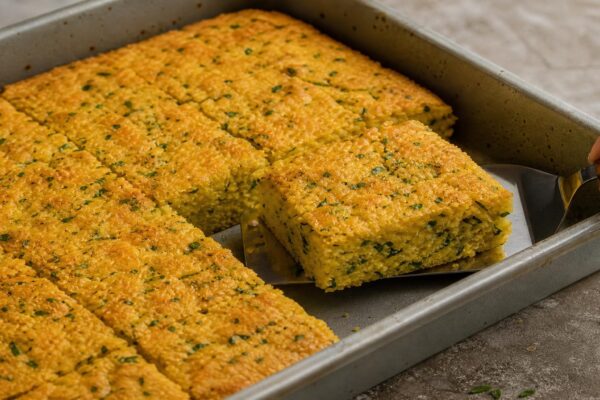 Servierszene mit dem fertigen Gericht. Rezept: Maisbrot mit Kräutern