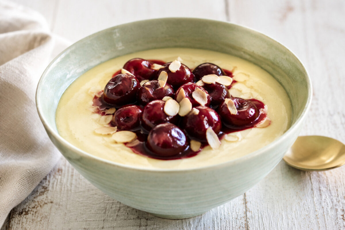 Fertiges Gericht aus alternativer Perspektive. Rezept: Mandel-Vanille-Pudding mit Kirschen