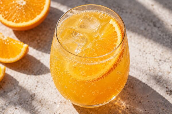 Maracuja-Orangen-Spritz: Fertiges Getränk aus einer alternativen Perspektive.