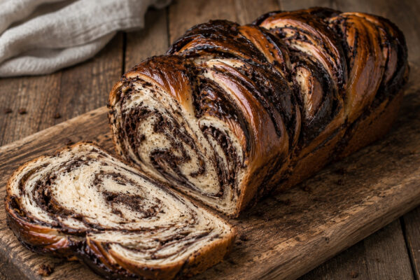 Marmor-Babka mit Schokolade in alternativer Perspektive.
