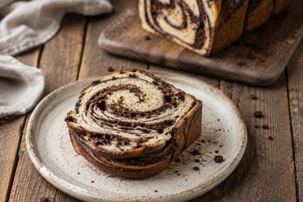 Marmor-Babka mit Schokolade als alternative Servier- oder Detailansicht.