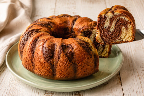 Servierszene mit dem fertigen Gericht. Rezept: Marmorkuchen mit laktosefreier Butter