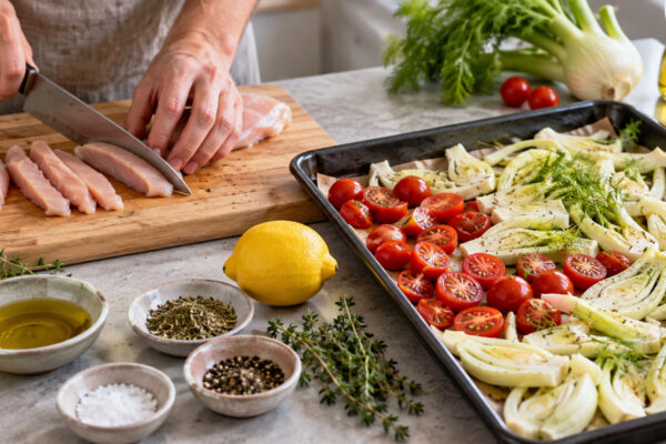 Mediterrane Hähnchenstreifen vom Blech mit Fenchel und Kirschtomaten