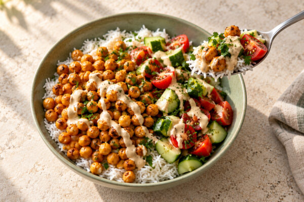 Mediterrane Kichererbsen-Tahini-Bowl