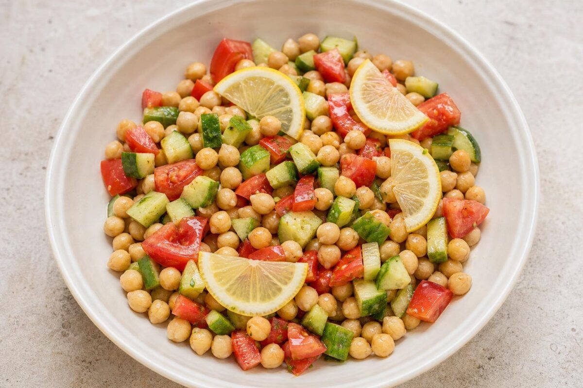 Fertiges Gericht aus einer alternativen Perspektive. Rezept: Mediterraner Kichererbsensalat mit Gurke und Tomate