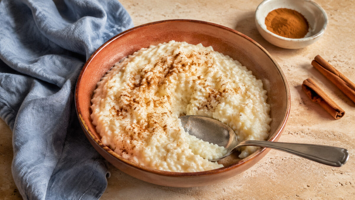 Servierszene mit dem fertigen Gericht. Rezept: Milchreis mit laktosefreier Milch und Zimt