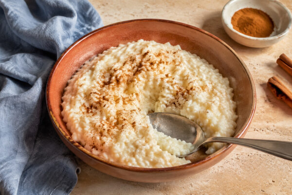 Servierszene mit dem fertigen Gericht. Rezept: Milchreis mit laktosefreier Milch und Zimt