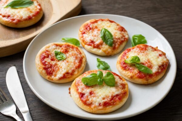 Fertiges Gericht aus einer alternativen Perspektive. Rezept: Mini-Pizzen mit Tomate und laktosefreiem Käse
