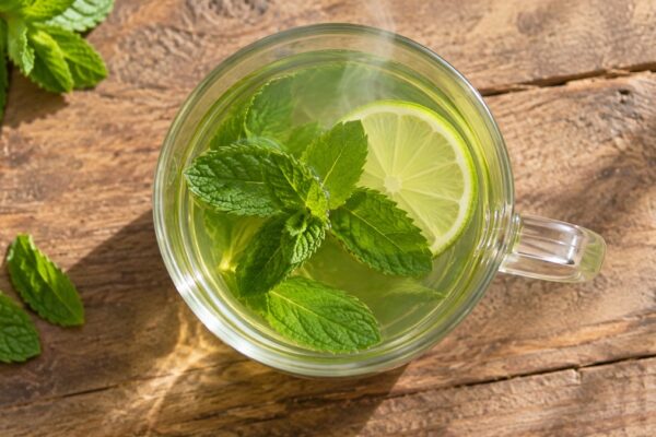 Minztee mit Limette: Fertiges Getränk aus einer alternativen Perspektive.