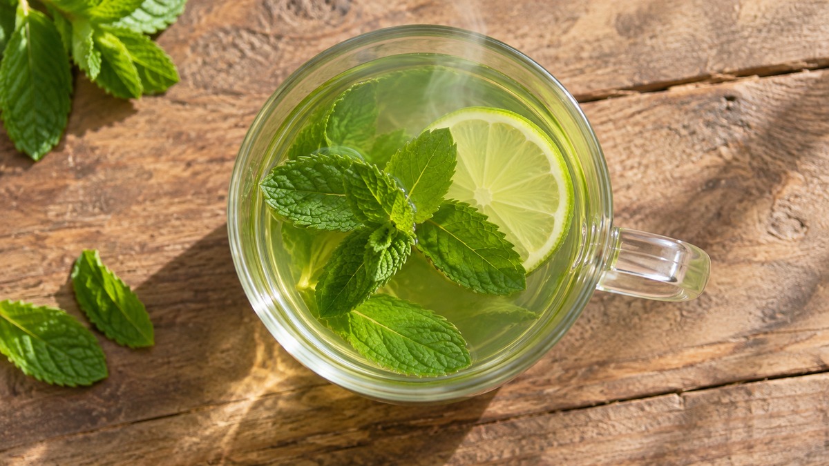 Minztee mit Limette: Fertiges Getränk aus einer alternativen Perspektive.