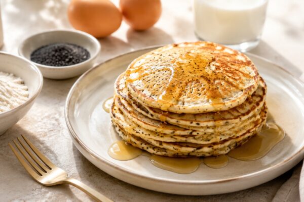 Hauptansicht des fertigen Gerichts. Rezept: Mohn-Zitronen-Pancakes