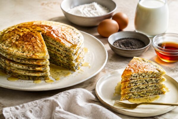 Servierszene mit dem fertigen Gericht. Rezept: Mohn-Zitronen-Pancakes