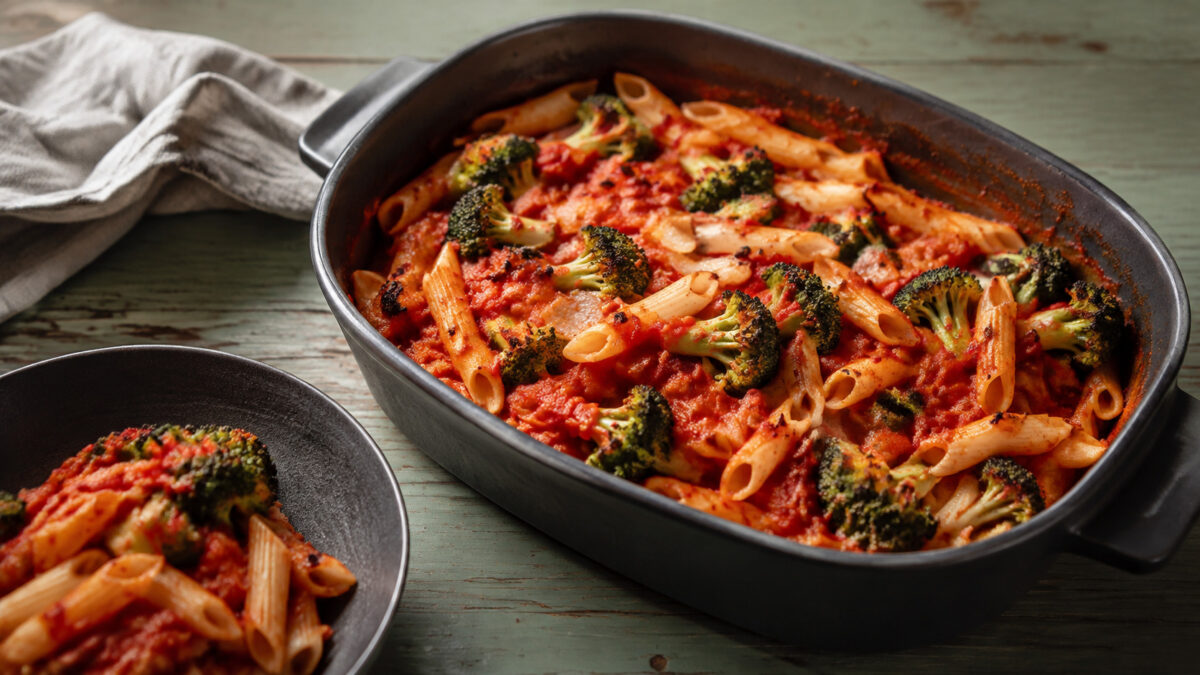 Hauptansicht des fertigen Gerichts. Rezept: Nudel-Brokkoli-Auflauf mit Tomatensauce