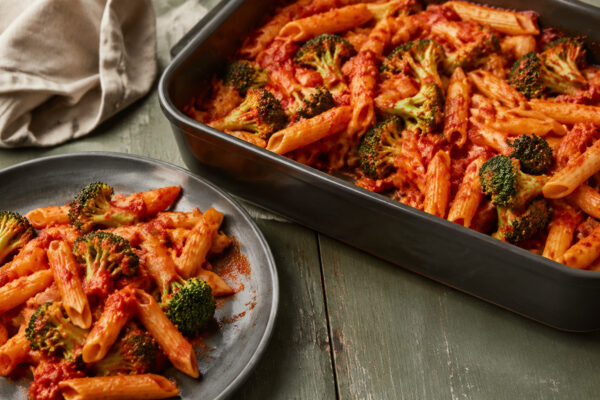 Fertiges Gericht aus alternativer Perspektive. Rezept: Nudel-Brokkoli-Auflauf mit Tomatensauce