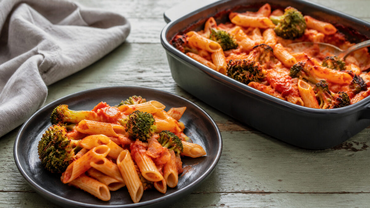 Servierszene mit dem fertigen Gericht. Rezept: Nudel-Brokkoli-Auflauf mit Tomatensauce