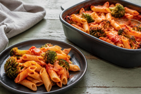 Servierszene mit dem fertigen Gericht. Rezept: Nudel-Brokkoli-Auflauf mit Tomatensauce