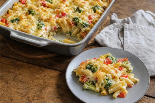 Fertiges Gericht aus einer alternativen Perspektive. Rezept: Nudelauflauf mit Gemüse und laktosefreiem Käse