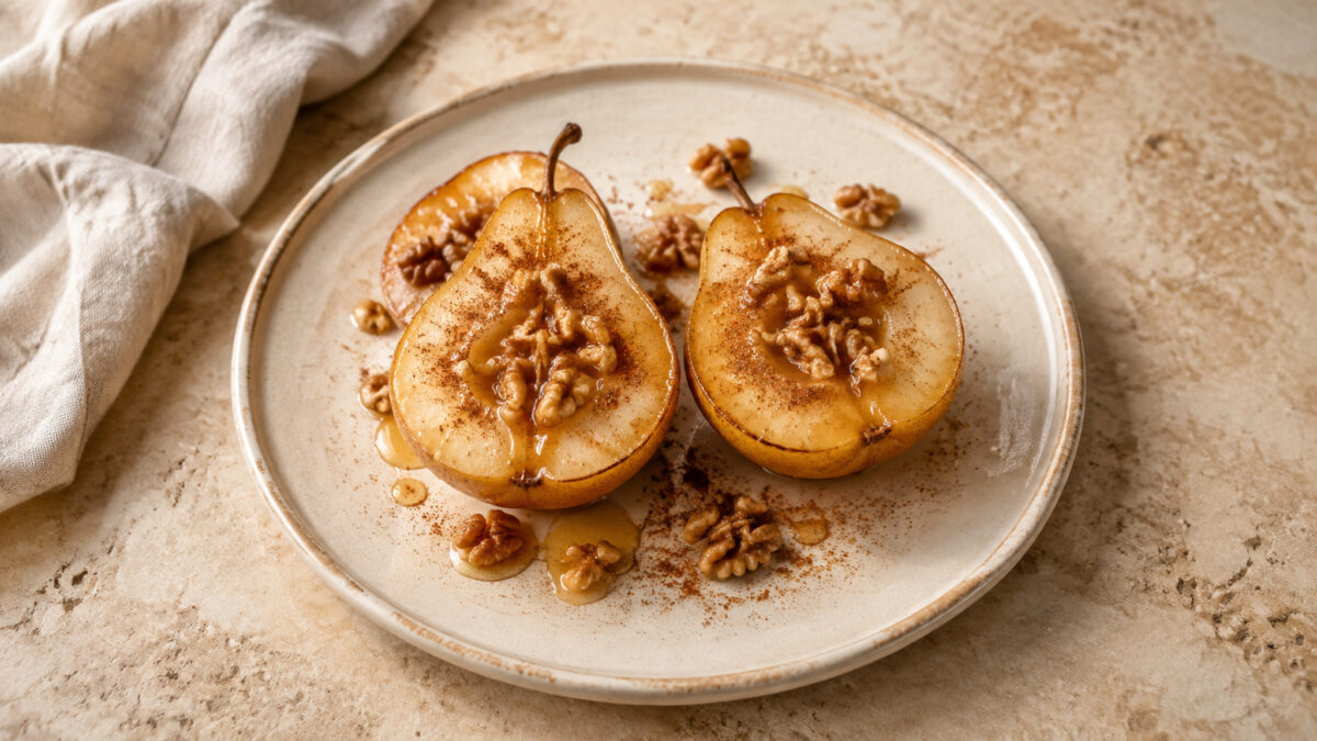 Hauptansicht des fertigen Gerichts. Rezept: Ofenbirnen mit Walnüssen, Zimt und Ahornsirup
