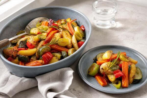 Servierszene mit dem fertigen Gericht. Rezept: Ofengemüse mit Kräutern und Knoblauch
