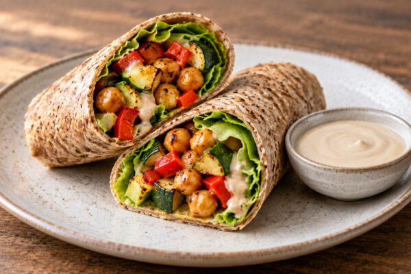 Ofengemüse-Wraps mit Kichererbsen und Tahin: Fertiges Gericht aus einer alternativen Perspektive.