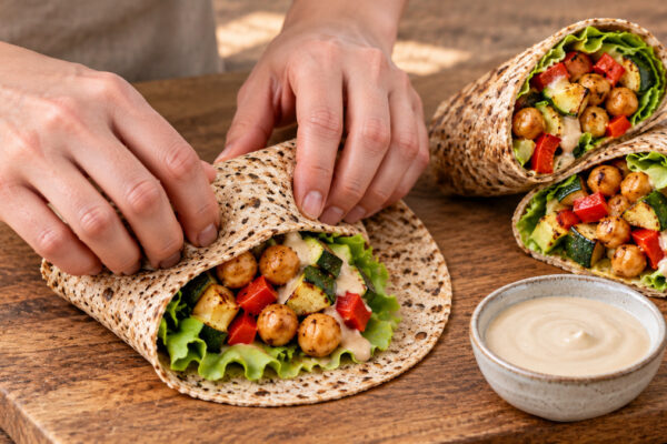 Ofengemüse-Wraps mit Kichererbsen und Tahin: Alternative Anrichtung oder aktive Servierszene.