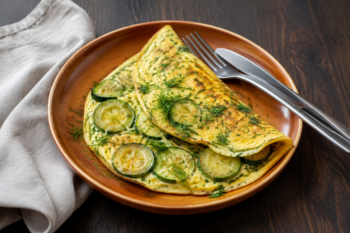 Hauptansicht des fertigen Gerichts. Rezept: Omelett mit Zucchini und Dill