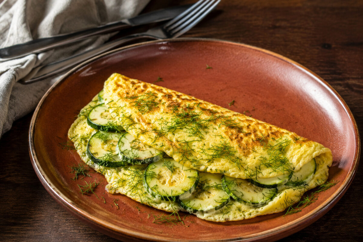 Fertiges Gericht aus alternativer Perspektive. Rezept: Omelett mit Zucchini und Dill