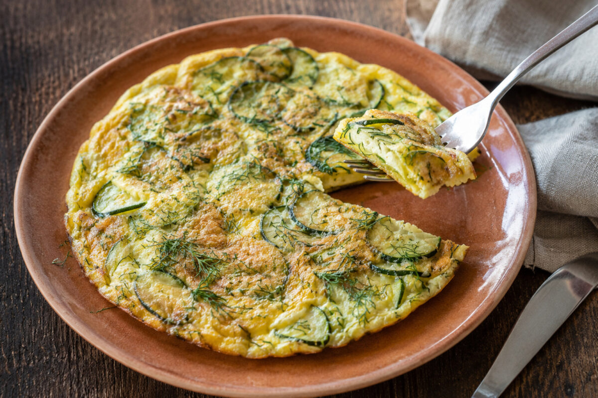 Servierszene mit dem fertigen Gericht. Rezept: Omelett mit Zucchini und Dill
